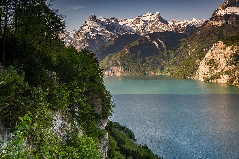 Vierwaldstättersee bei Morschach mit schneebedeckten Bergen im Frühling, Zentralschweiz – Jan Geerk Fotograf Basel