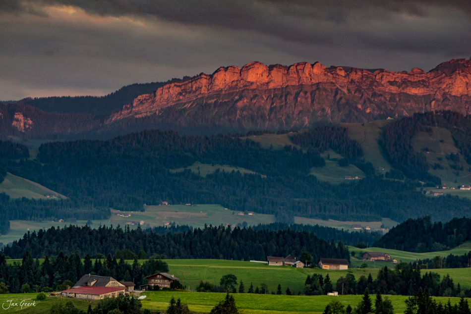 Alpenpanorama mit Napf-Gebirge, grüne Täler und traditionelle Bauernhöfe in goldener Abendsonne, Zentralschweiz – Jan Geerk Fotograf Basel
