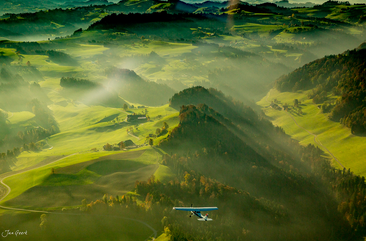 Kleinflugzeug über Napfgebiet mit Herbstnebel, grüne Hügellandschaft, Zentralschweiz – Jan Geerk Fotograf Basel