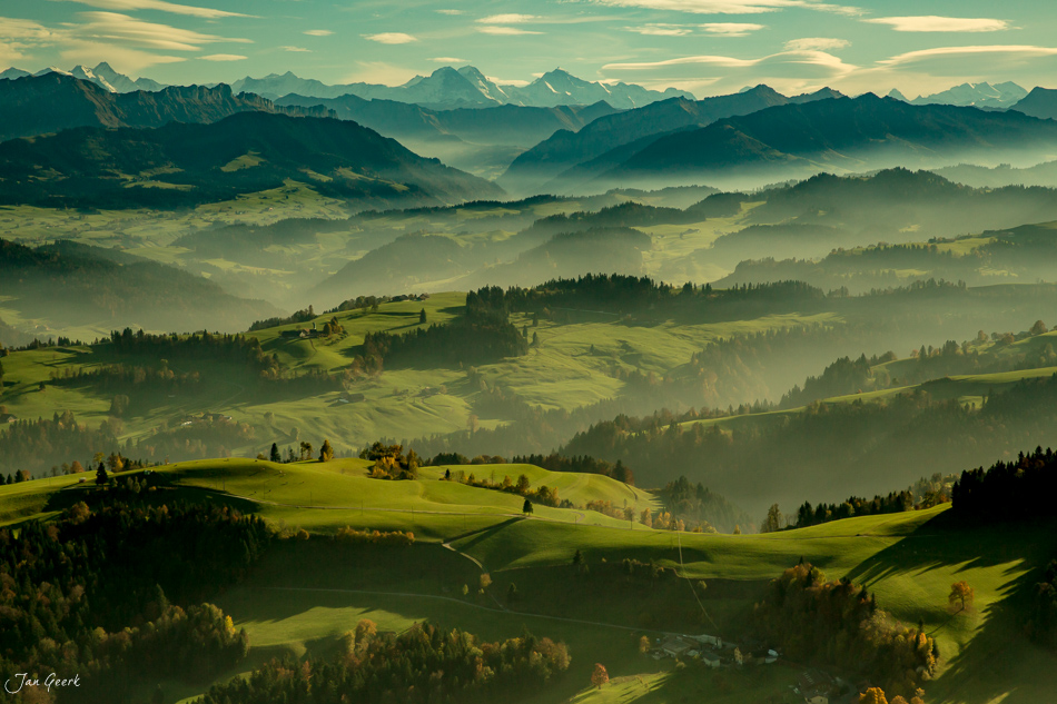 Herbstliche Hügellandschaft Napfgebiet mit Nebel und fernen Alpen Zentralschweiz Schweiz Jan Geerk Fotograf Basel
