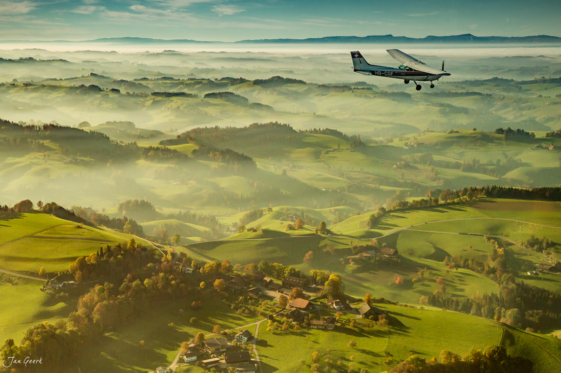 Kleinflugzeug über Napfgebiet mit Herbstnebel, grüne Hügellandschaft, Zentralschweiz – Jan Geerk Fotograf Basel