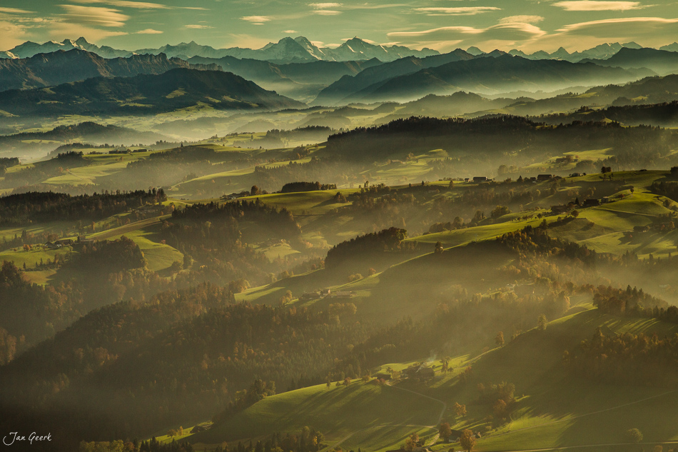Herbstliche Hügellandschaft Napf mit Nebel und fernen Alpen in der Zentralschweiz – Jan Geerk Fotograf Basel