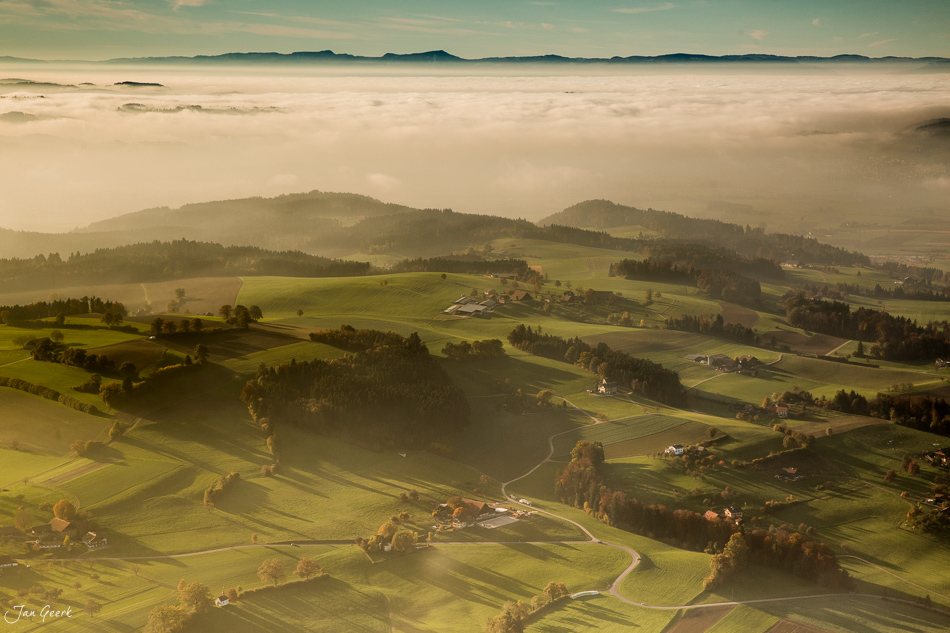 Herbstliche Hügellandschaft im Napfgebiet mit Nebelmeer und grünen Wiesen in der Zentralschweiz – Jan Geerk Fotograf Basel