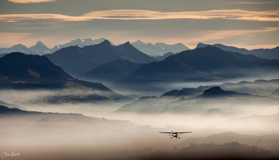 Kleinflugzeug über Nebelmeer mit Alpenkette Zentralschweiz Morgenstimmung Schweiz Jan Geerk Fotograf Basel