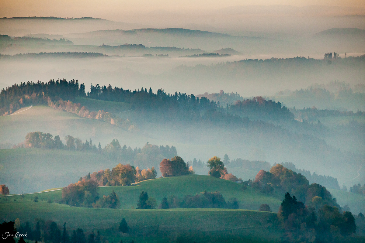 Nebellandschaft mit Hügeln Napfgebiet Herbst Zentralschweiz Schweiz Jan Geerk Fotograf Basel