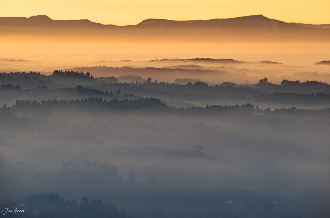 Nebelmeer über Napf Hügellandschaft mit Drumlins, Herbstlicht, Zentralschweiz – Jan Geerk Fotograf Basel