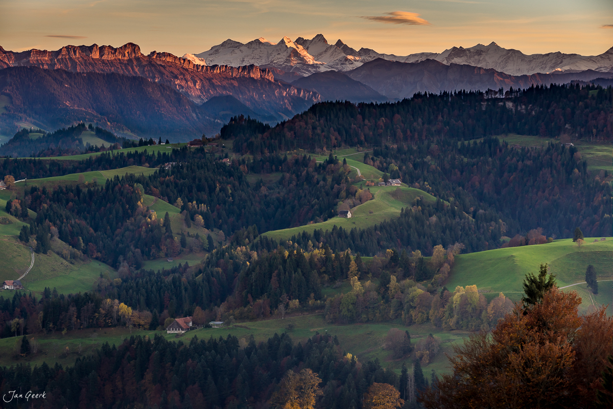 Herbstliche Hügellandschaft am Napf mit verschneiten Alpen, Drumlin-Landschaft in goldenem Morgenlicht, Zentralschweiz – Jan Geerk Fotograf Basel