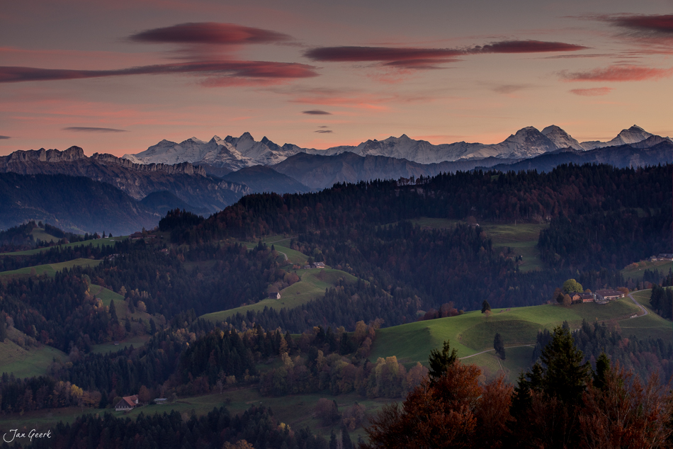 Hügellandschaft mit Herbstwald und Alpenpanorama über dem Napf in der Zentralschweiz – Jan Geerk Fotograf Basel