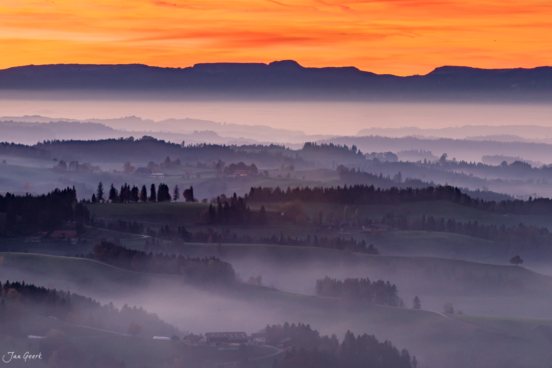 Nebelmeer über dem Napf mit Drumlins Hügellandschaft Herbststimmung Zentralschweiz Schweiz Jan Geerk Fotograf Basel