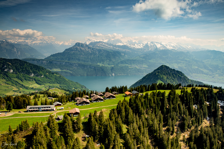 Alpenpanorama mit Lauerzersee, Rigi und schneebedeckten Bergen im Frühling, Zentralschweiz – Jan Geerk Fotograf Basel