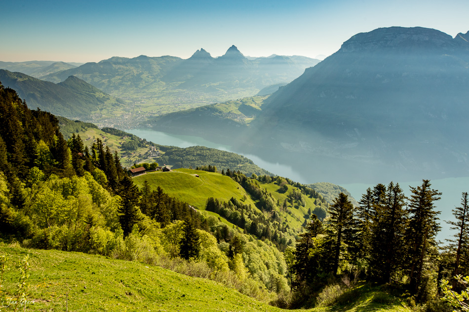 Bergfrühling über Seelisberg mit Lauerzersee, Mythen und Rigi in der Zentralschweiz – Jan Geerk Fotograf Basel