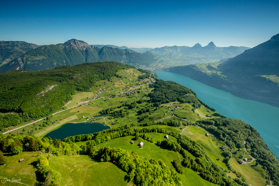Luftaufnahme Seelisberg mit Lauerzersee und Rigi im Bergfrühling, Zentralschweiz – Jan Geerk Fotograf Basel