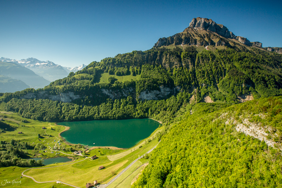Lauerzersee mit Bergwald und Rigi im Frühling, Zentralschweiz – Jan Geerk Fotograf Basel