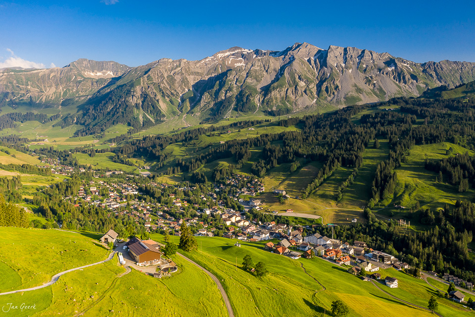 Luftaufnahme Sörenberg Dorf Berglandschaft Sommer Entlebuch Schweiz Jan Geerk Fotograf Basel