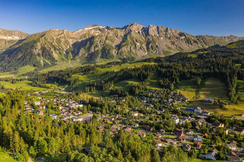 Luftaufnahme des Dorfes Sörenberg mit Bergpanorama im Sommer, Entlebuch Region Schweiz – Jan Geerk Fotograf Basel