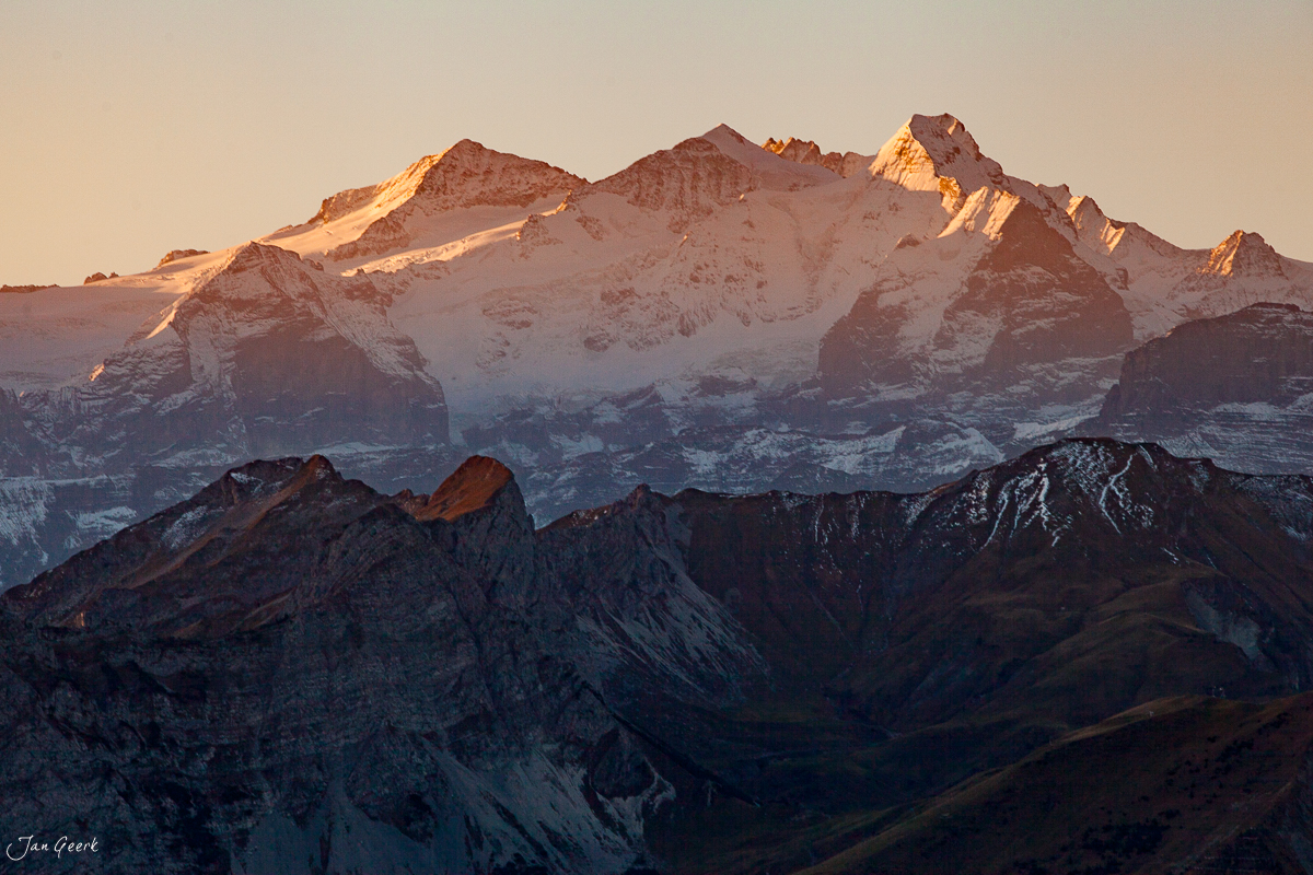 Verschneite Alpengipfel Miesenstock Sonnenaufgang Herbst Zentralschweiz – Jan Geerk Fotograf Basel