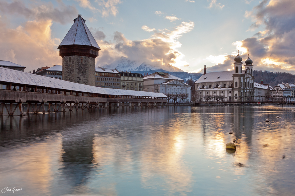 Kapellbrücke Luzern Wintersonnenaufgang Alpenpanorama Zentralschweiz Schweiz Jan Geerk Fotograf Basel