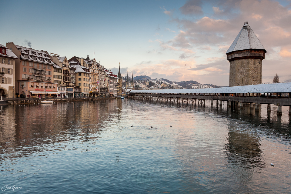 Luzern Reuss Altstadt Kapellbrücke Wasserturm Winterlandschaft Zentralschweiz Schweiz – Jan Geerk Fotograf Basel