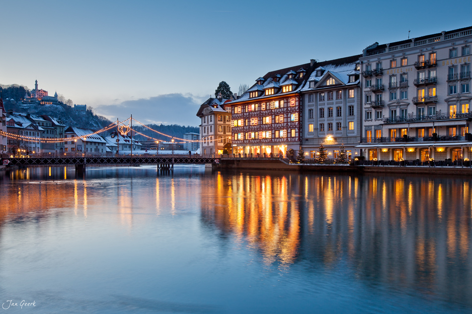 Luzern Kapelbrücke Reuss Blaue Stunde Schnee Zentralschweiz Schweiz – Jan Geerk Fotograf Basel