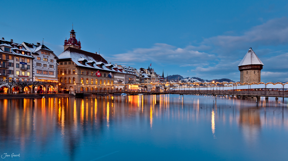 Luzern Altstadt Kapellbrücke Blaue Stunde Abendlicht Zentralschweiz Schweiz Jan Geerk Fotograf Basel