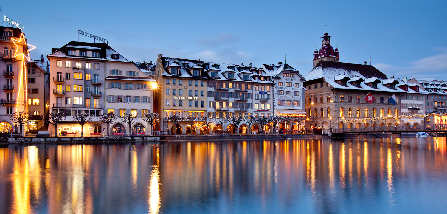 Luzern Altstadt Reuss Blaue Stunde Schnee Zentralschweiz Schweiz – Jan Geerk Fotograf Basel