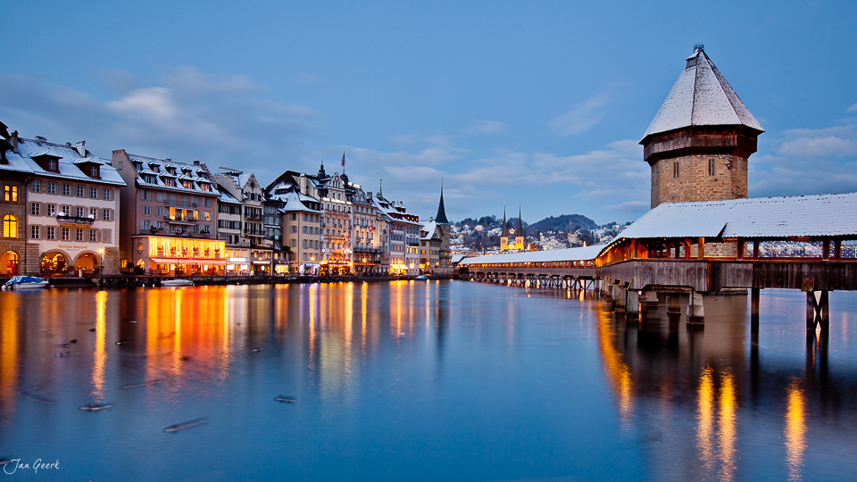 Luzern Reuss Kapellbrücke Blaue Stunde Winterabend Zentralschweiz Schweiz Jan Geerk Fotograf Basel