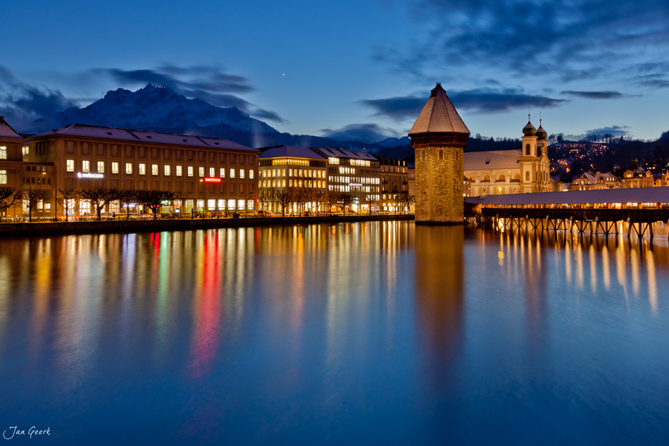 Kapellbrücke Luzern Blaue Stunde Nachtaufnahme Zentralschweiz Schweiz – Jan Geerk Fotograf Basel