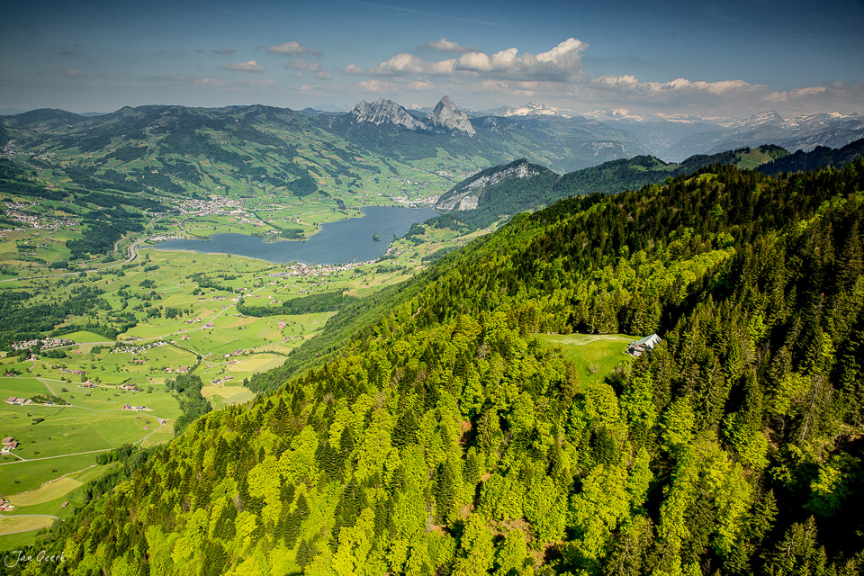 Alpenpanorama vom Rigi mit Vierwaldstättersee, grünen Matten und Lauerzersee im Frühling, Zentralschweiz – Jan Geerk Fotograf Basel