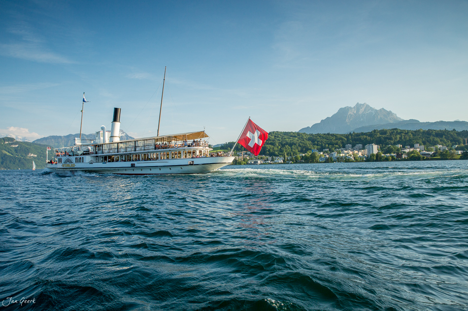 Dampfschiff auf dem Vierwaldstättersee mit Rigi im Hintergrund, Frühjahr, Zentralschweiz – Jan Geerk Fotograf Basel
