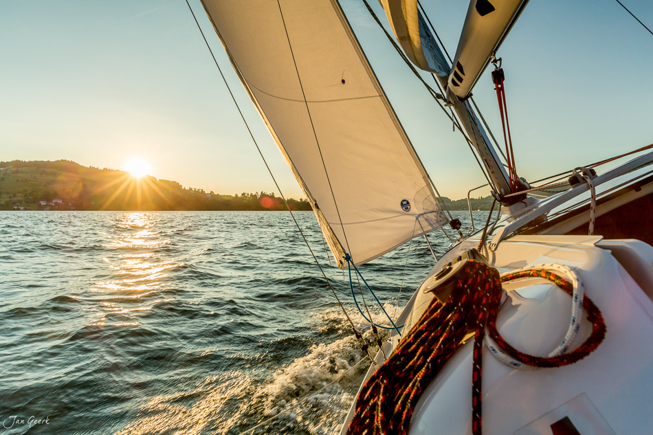 Segelboot auf dem Vierwaldstättersee bei Sonnenuntergang, Frühling, Zentralschweiz – Jan Geerk Fotograf Basel