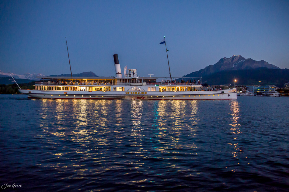 Dampfschiff auf dem Vierwaldstättersee bei Luzern in der Dämmerung mit Rigi im Hintergrund – Jan Geerk Fotograf Basel