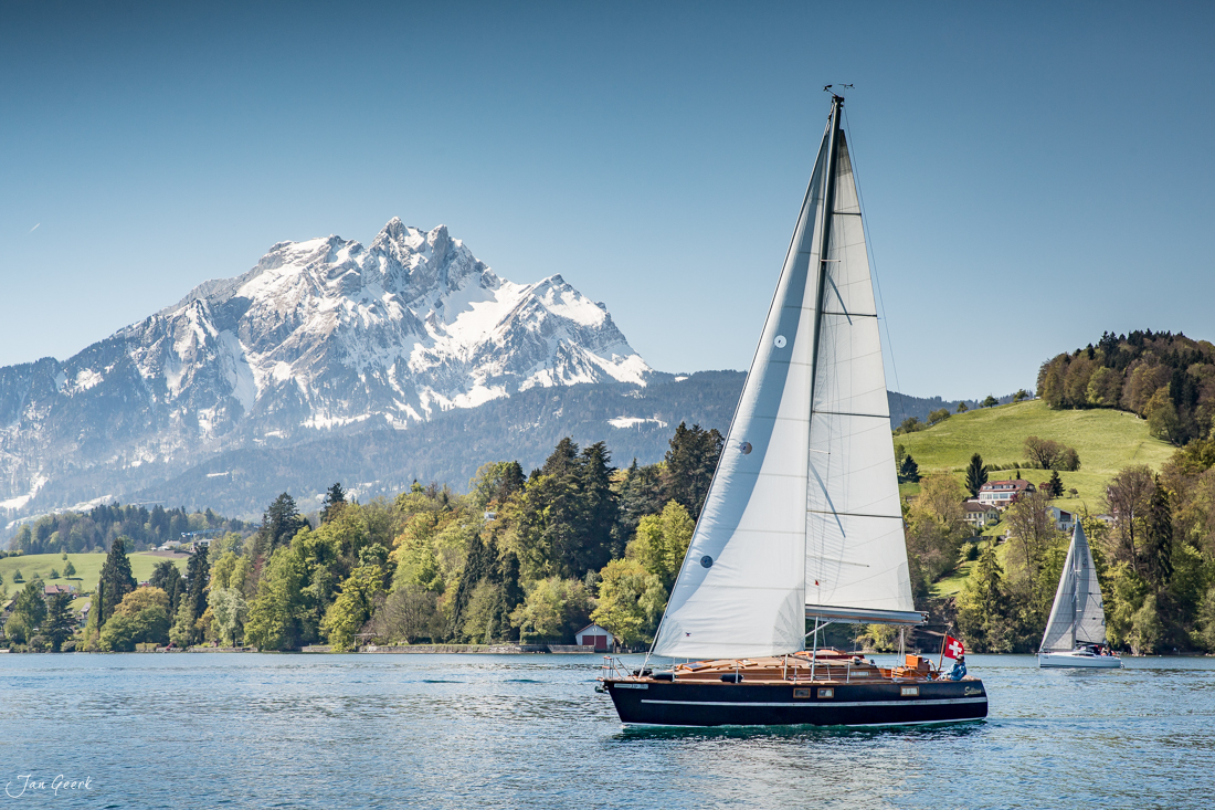 Segelboot auf dem Vierwaldstättersee mit schneebedecktem Pilatus im Hintergrund, Frühjahr in der Zentralschweiz – Jan Geerk Fotograf Basel
