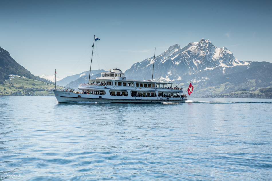 Passagierschiff auf dem Vierwaldstättersee mit verschneitem Pilatus im Hintergrund, Frühjahr, Zentralschweiz – Jan Geerk Fotograf Basel