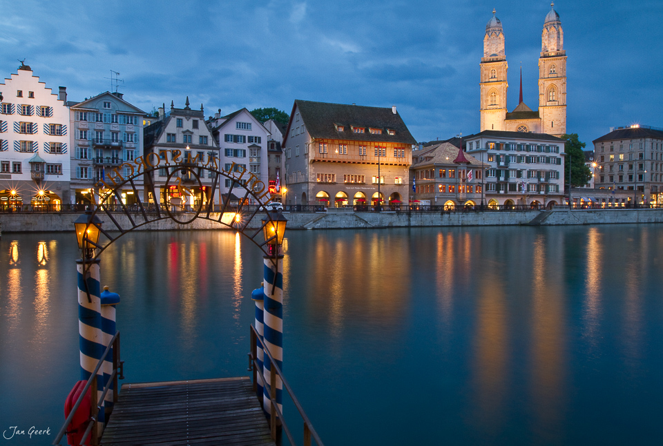 Limmat Abendstimmung mit beleuchteter Grossmünster Kirche Zürich Blaue Stunde Schweiz Jan Geerk