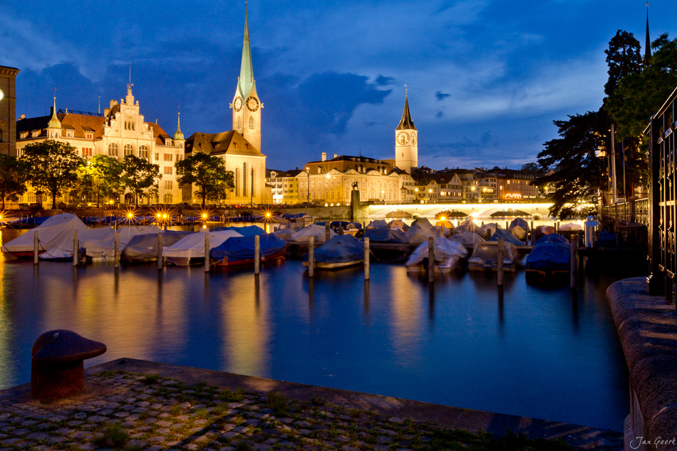 Limmatquai Zürich Blaue Stunde mit beleuchteten Kirchen und Booten Schweiz Jan Geerk Fotograf Basel
