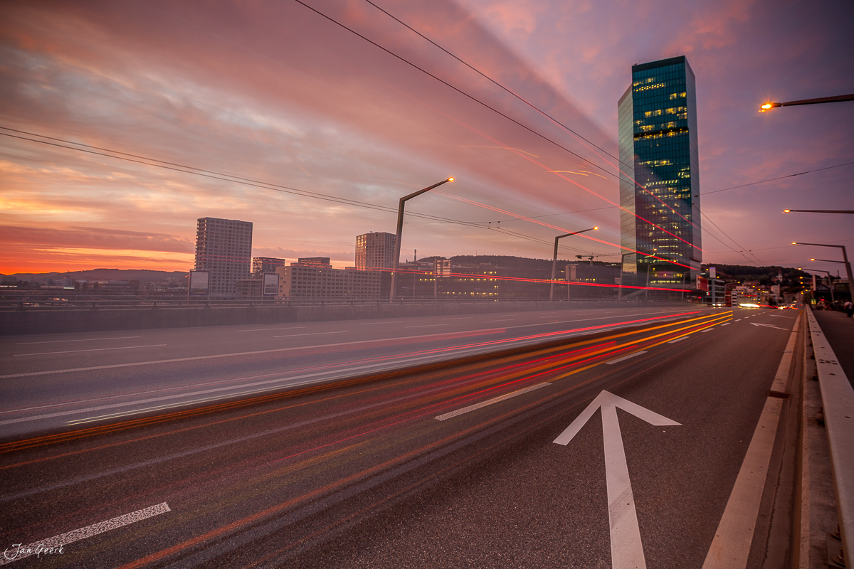 Langzeitbelichtung Technopark Tower mit Verkehrsspuren bei Sonnenuntergang Zürich Schweiz Jan Geerk Fotograf Basel