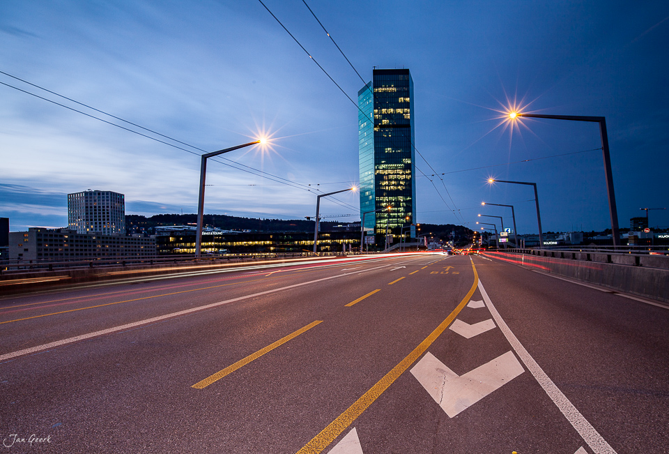 Technopark Tower Zürich Brücke Dämmerung moderne Architektur Schweiz Jan Geerk Fotograf Basel