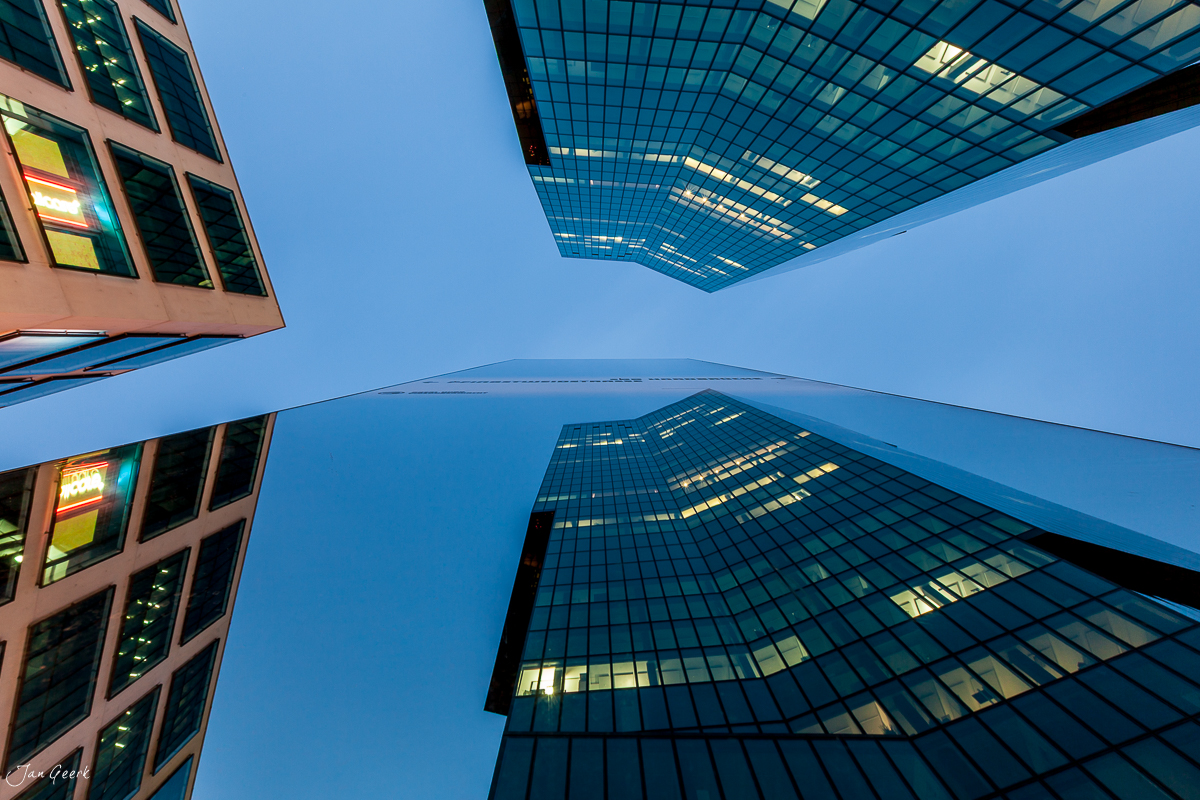 Moderne Hochhäuser Zürich Technopark mit Glasfassaden gegen blauen Himmel aufgenommen, Schweiz – Jan Geerk Fotograf Basel