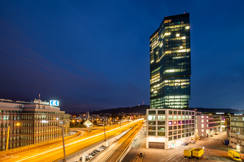 Architektur Prime Tower Zürich Nacht Langzeitbelichtung Lichtspur Schweiz Jan Geerk Fotograf Basel