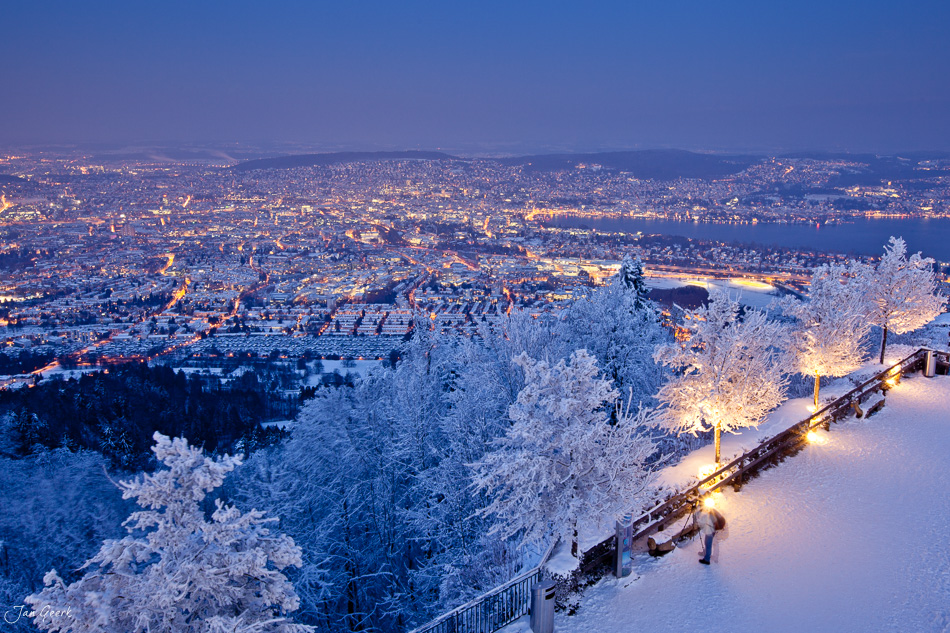 Zürich Skyline Uetliberg Winterabend Schnee Blaue Stunde Schweiz Jan Geerk Fotograf Basel