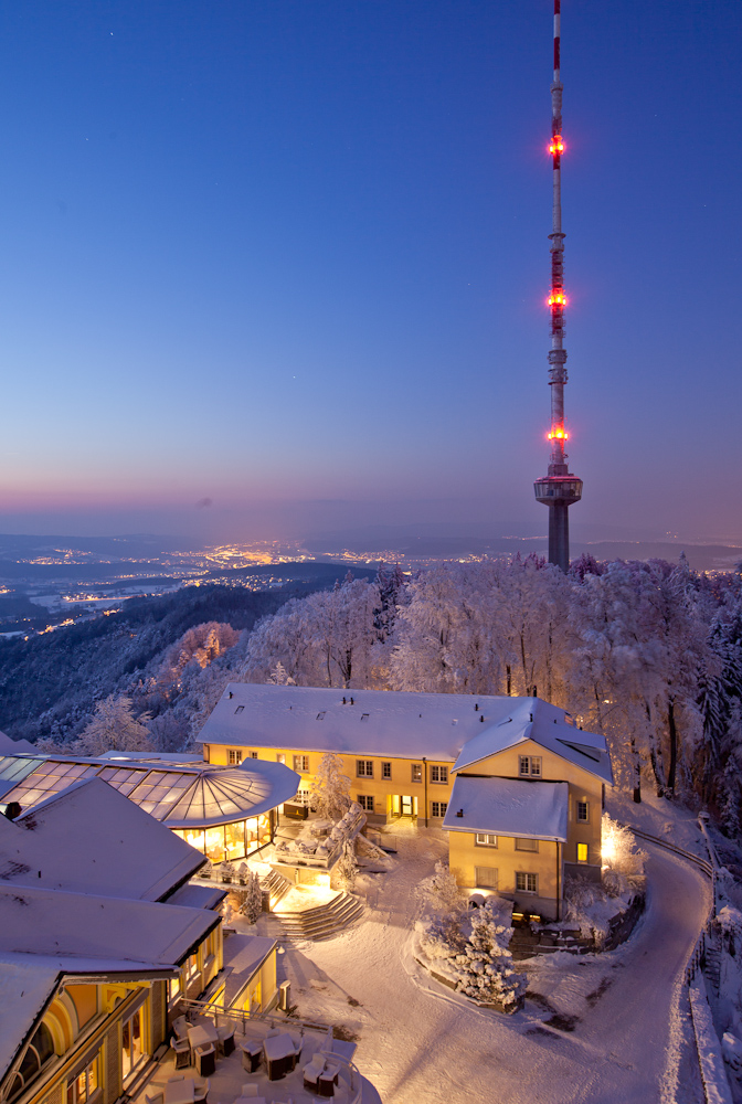 Uetliberg Fernsehturm Schnee Blaue Stunde Zürich Schweiz – Jan Geerk Fotograf Basel