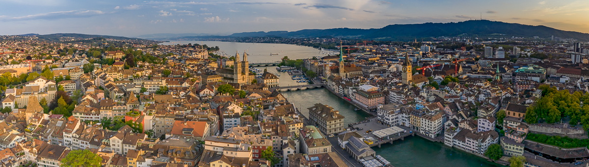 Luftaufnahme von Zürich mit Fraumünster und Grossmünster, Sommerlich, Kantlicht, Schweiz – Jan Geerk Fotograf Basel