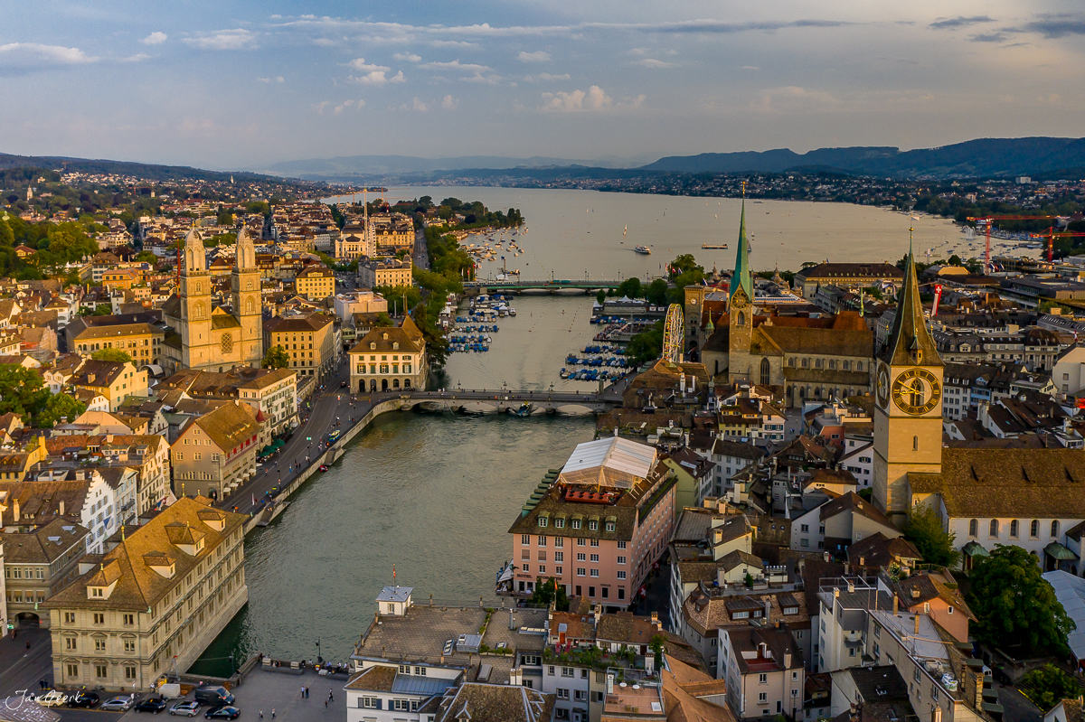 Luftaufnahme der Stadt Zürich mit Fraumünster und Grossmünster am Zürichsee bei Sommerlicht – Jan Geerk Fotograf Basel Schweiz
