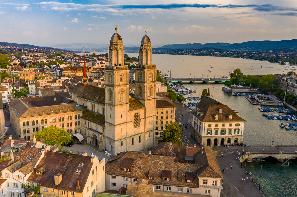 Luftaufnahme Zürich mit Fraumünster und Grossmünster, Zürichsee, Sommerlicht, Schweiz – Jan Geerk Fotograf Basel
