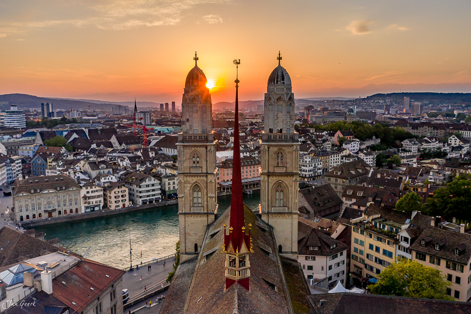 Fraumünster und Grossmünster Kirchen Zürich Sunset Luftaufnahme Schweiz Jan Geerk Fotograf Basel