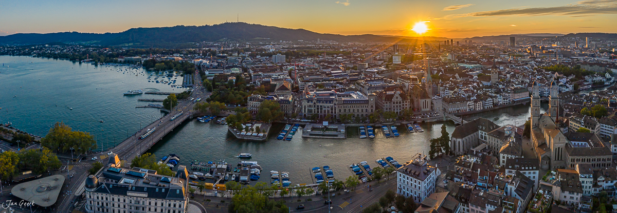 Panorama Luftaufnahme Zürich Altstadt mit Fraumünster und Grossmünster bei Sonnenuntergang Sommer Schweiz – Jan Geerk Fotograf Basel