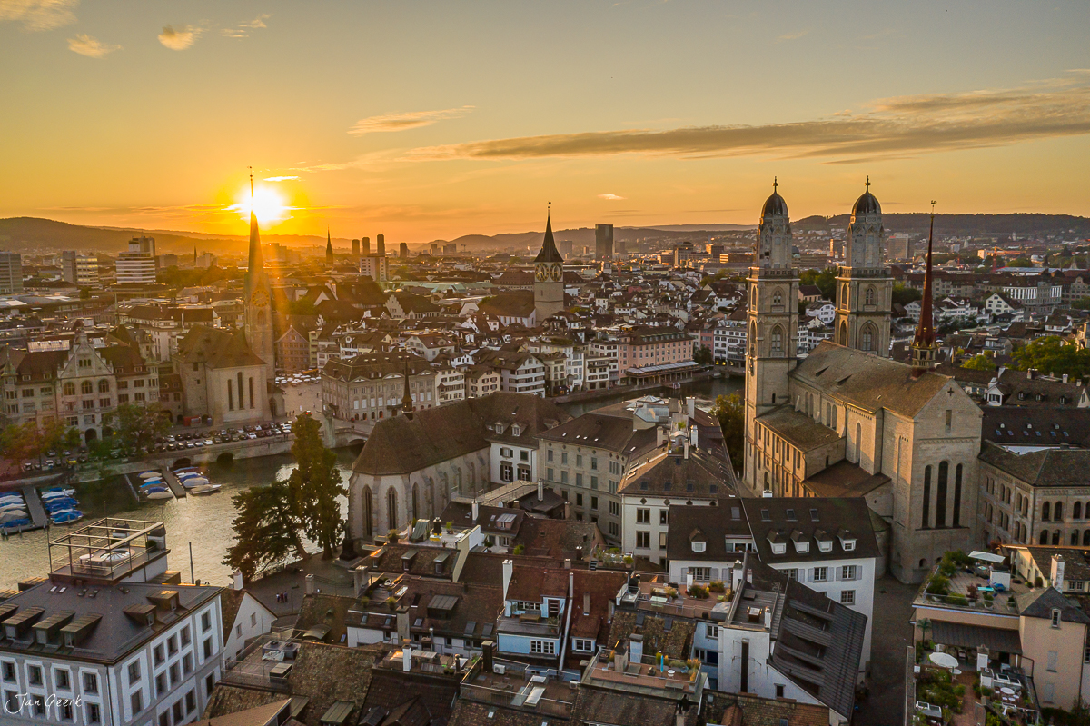 Zürich Altstadt mit Fraumünster und Grossmünster bei Sonnenuntergang, Sommerlicht, Schweiz – Jan Geerk Fotograf Basel