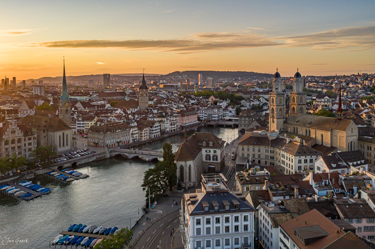 Panorama Luftaufnahme der Altstadt Zürich mit Grossmünster und Limmat bei Sonnenuntergang, Schweiz – Jan Geerk Fotograf Basel