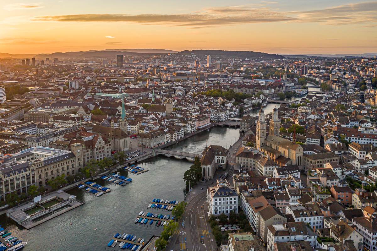 Panorama Luftaufnahme der Altstadt Zürich mit Limmat, Fraumünster und Grossmünster bei Sonnenuntergang, Schweiz – Jan Geerk Fotograf Basel