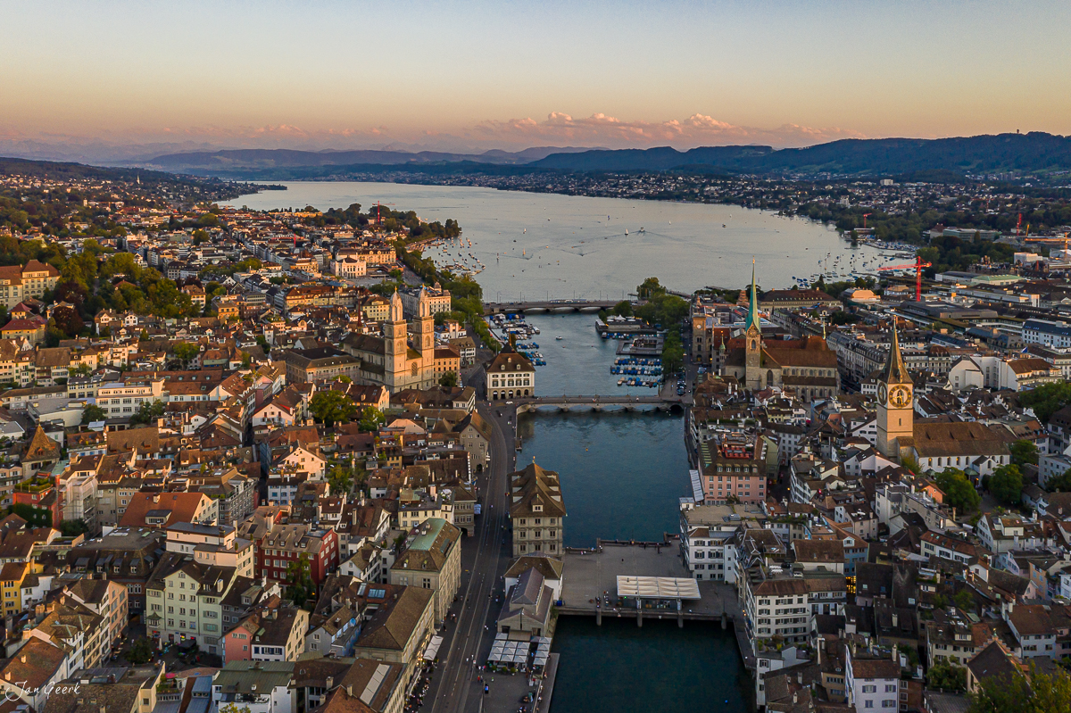 Panorama Zürich Altstadt mit Fraumünster und Grossmünster an der Limmat, goldenes Kantlicht, Sommerabend, Schweiz – Jan Geerk Fotograf Basel